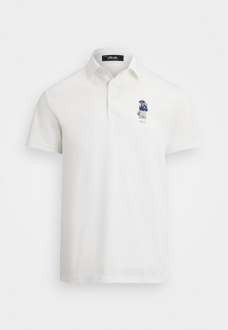 Hvid polo skjorte lavet af bomuld, med et blåt broderet design på venstre bryst, en tre-knap lukning og korte ærmer.