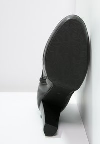 Steven New York Bottines à talons hauts - black