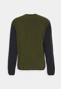 Fleece mikina má zelený přední díl a černé rukávy, kulatý výstřih a hladkou texturu s kontrastními bloky barev.