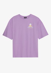 Fioletowa koszulka z krótkim rękawem z małym nadrukiem na piersi przedstawiającym palmy, fale i słońce, z napisem "Słońce i Fale Surf & Skate Space."