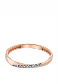 Bague en or rose avec une bande lisse et arrondie, ornée d'une rangée de petites pierres claires serties sur le bord supérieur.