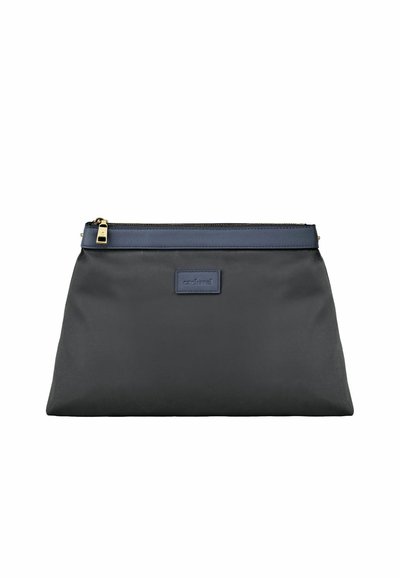 Črno in mornarsko modro pravokotno etui z zadrgo, zlata zadrga in majhna mornarsko modra etiketa spredaj.