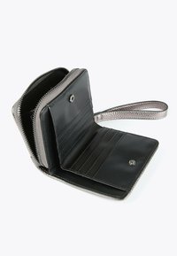 Kompaktni crni kožni novčanik s više utora za kartice, zatvaranjem na pritisak, zippered džepom za novčiće i metalnom narukvicom.
