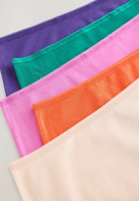 Multicolore rekbare stofbanden in paars, groen, roze, oranje en beige met kantafwerking langs de bovenranden, plat gelegd.