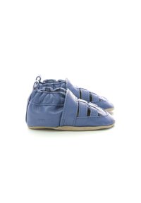 Scarpe in pelle blu con una texture morbida, caratterizzate da aperture aperte e un design a punta rotonda. Suola chiara ed elastico alla caviglia per una vestibilità perfetta.