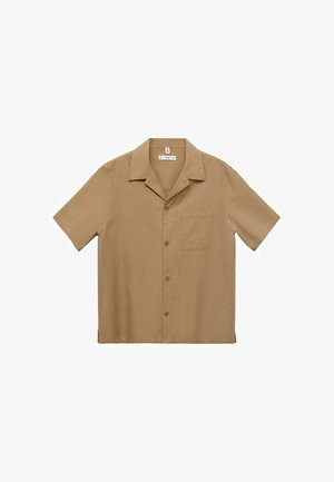 Chemise à manches courtes boutonnée en tissu brun clair avec une poche, ourlet droit et col classique. Texture lisse et coupe décontractée.