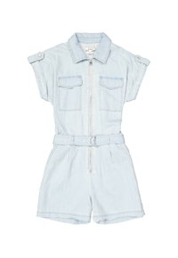 Romper de denim azul claro con cremallera frontal, mangas cortas, dos bolsillos en el pecho y una cintura con cinturón y bucle. Pantalones cortos de ajuste relajado.