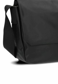 Borsa a tracolla rettangolare nera con tracolla regolabile, realizzata in materiale liscio e resistente all'acqua, mostrata su sfondo bianco.