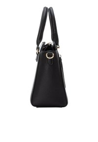 Borsa a tracolla in pelle nera con texture, dalla forma trapezoidale, con manici doppi, accessori dorati e un pannello laterale bianco a contrasto.