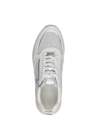 Weiße Sneaker mit einer Mischung aus strukturierten Materialien, einem Schnürdesign mit seitlichem Reißverschluss und subtilen metallic Akzenten.