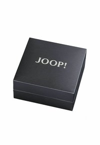 Scatola regalo nera con texture, dai bordi levigati, con l'etichetta "JOOP!" in lettere in rilievo argentate sul coperchio.