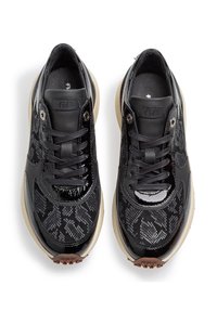 Schwarze Sneakers mit gemustertem Textil-Obermaterial, glänzenden Akzenten, Schnürverschluss und beiger Gummisohle. Merkmale sind ein strukturiertes Design und ein Logoshäfchen.
