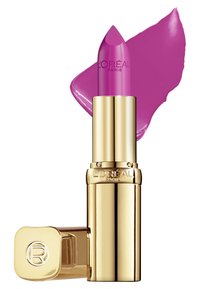 Rouge à lèvres L'Oréal Paris en violet éclatant avec un étui doré élégant. Présente une pointe effilée et un échantillon de rouge à lèvres rose brillant à côté.