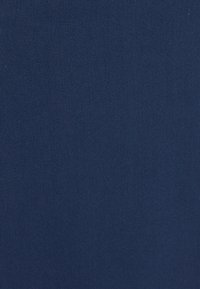 Tissu bleu marine à texture lisse et motif de tissage diagonal subtil, adapté aux vêtements ou aux applications de tapisserie.