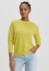 hessnatur REGULAR - Strickpullover - limone