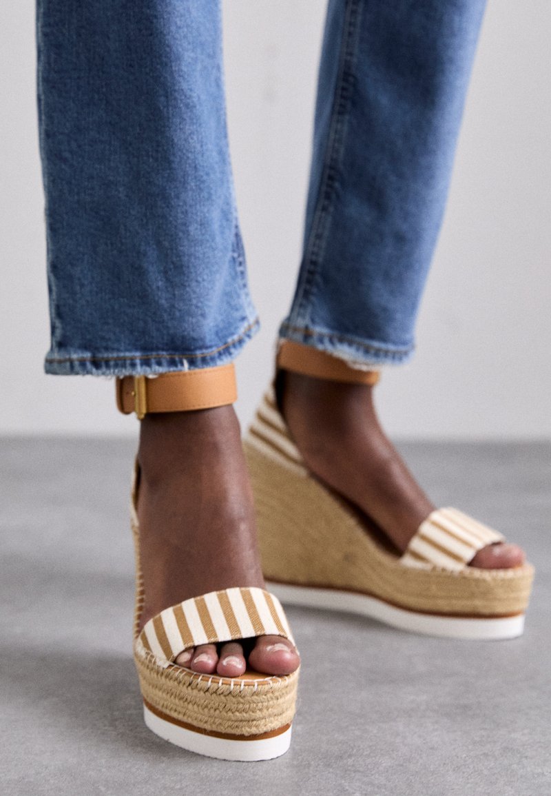 See by Chloé Sandalen met sleehak tan See by Chloé Sandalen met sleehak tan