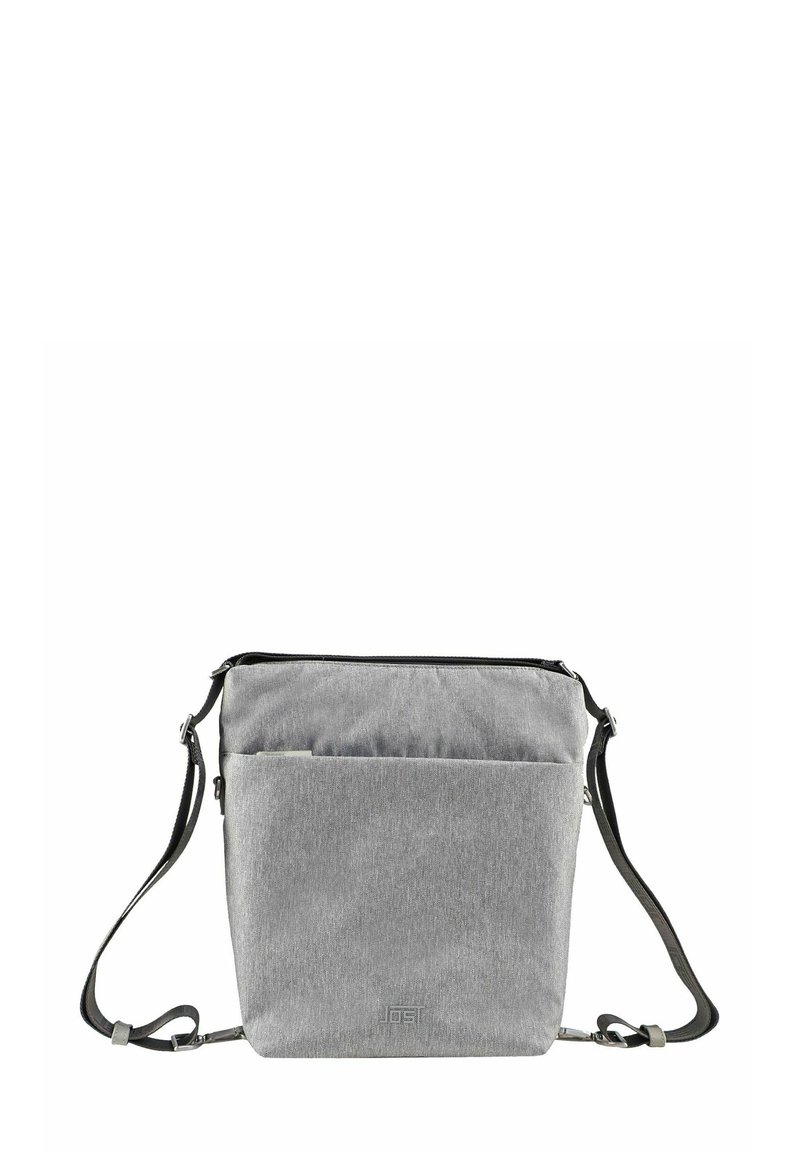 Borsa a spalla in tessuto grigio con tasca frontale, tracolla regolabile, chiusura con zip e finitura testurizzata. Presenta un logo discreto sulla parte anteriore.