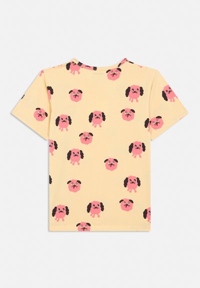 Geel T-shirt met korte mouwen, met een patroon van herhaalde roze cartoonhondenkoppen met zwarte oren, gelijkmatig verdeeld over de stof.