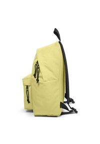 Sac à dos jaune avec une poche latérale, accents noirs, bretelles réglables et fermetures à cordon. Texture lisse et design structuré.