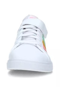 Baskets blanches avec un dessus en cuir lisse, fermeture à lacets et velcro, ornées de rayures arc-en-ciel sur le côté en rose, vert et jaune.