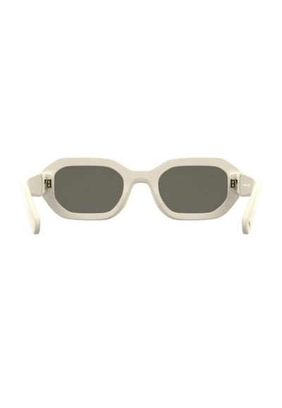 Lunettes de soleil blanches angulaires avec des verres teintés foncés. Caractéristiques : montures en plastique lisse et branches fines avec une légère courbure aux extrémités.