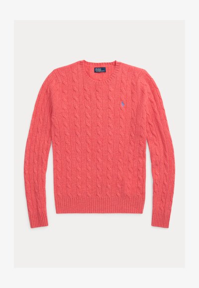 Κόκκινο πλεκτό πουλόβερ με στρογγυλή λαιμόκοψη, μακριά μανίκια, ριμπ μανσέτες και στρίφωμα, διακοσμημένο με ένα μικρό μπλε λογότυπο στο στήθος.