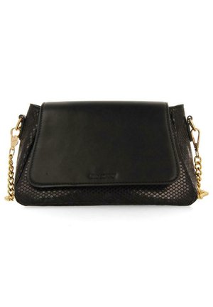 Bolso de mano negro con una solapa de cuero suave y un cuerpo de malla negra. Presenta una correa de cadena en tono dorado y una silueta plana.