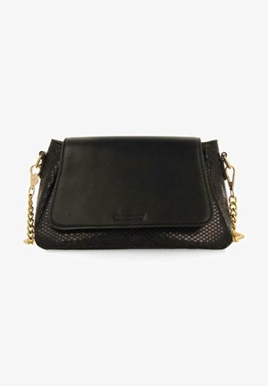 Bolso de mano negro con una solapa de cuero suave y un cuerpo de malla negra. Presenta una correa de cadena en tono dorado y una silueta plana.