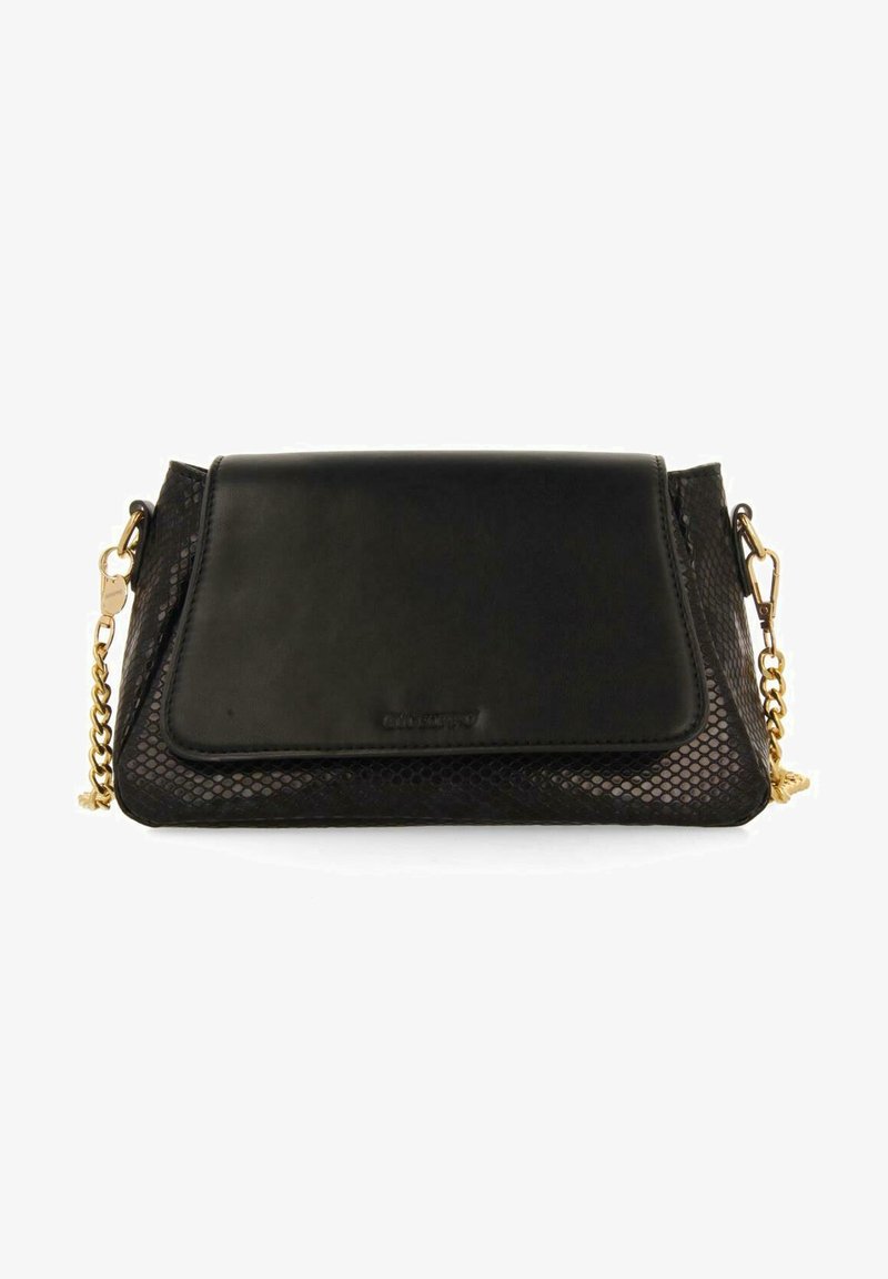 Bolso de mano negro con una solapa de cuero suave y un cuerpo de malla negra. Presenta una correa de cadena en tono dorado y una silueta plana.