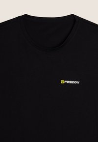 T-shirt in cotone nero con scollatura rotonda e maniche corte; presenta un piccolo logo del marchio bianco e verde sul petto.