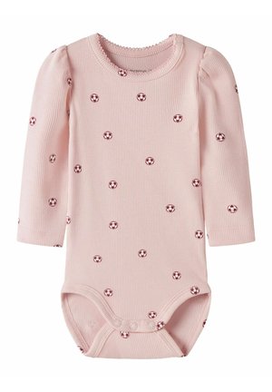 Różowe prążkowane body niemowlęce z długim rękawem z nadrukiem małych bordowych i białych piłek nożnych równomiernie rozmieszczonych.