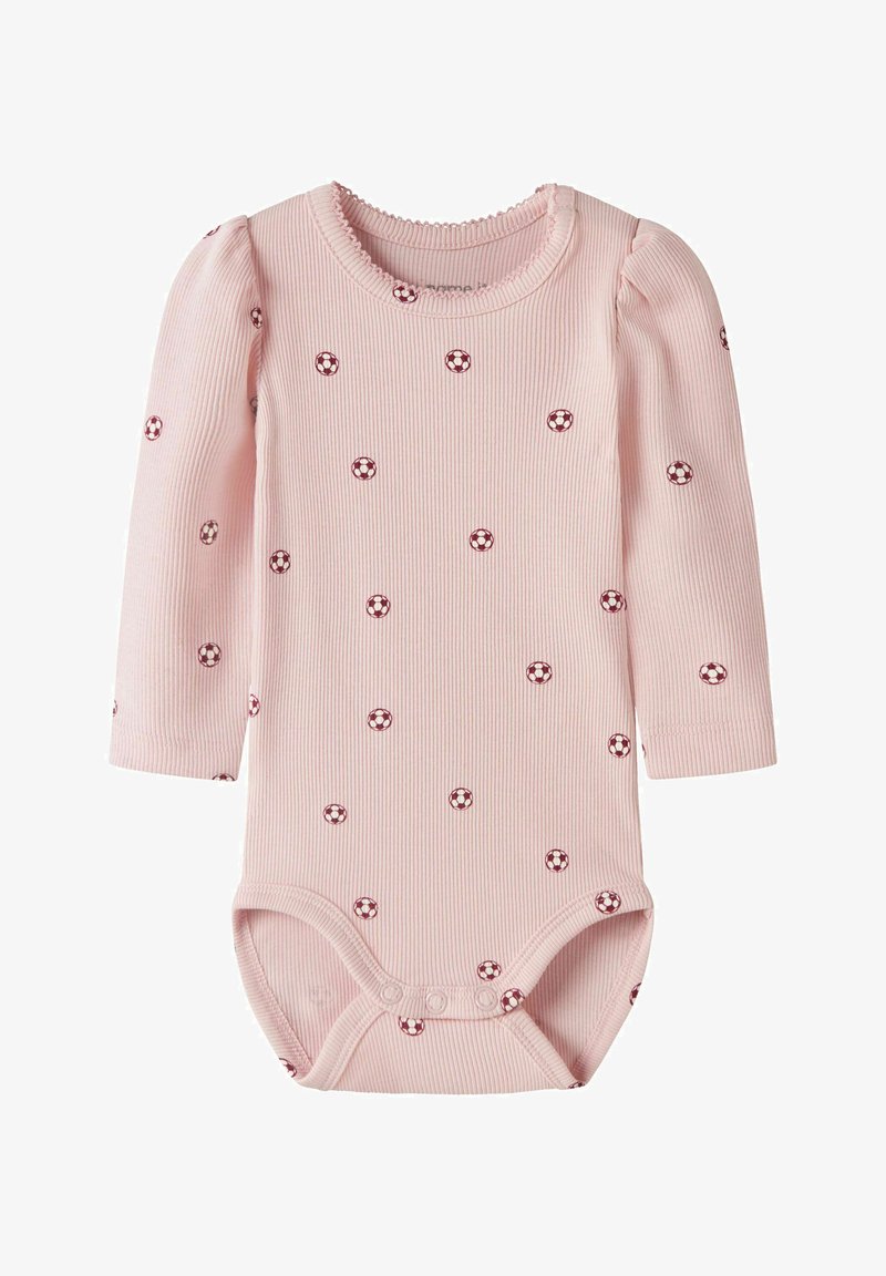 Body bébé côtelé rose à manches longues avec petits motifs de ballons de football bordeaux et blancs répartis uniformément.