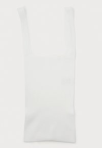 Λευκό ριγέ αμάνικο μπλουζάκι με φαρδιές τιράντες. Απλός, εφαρμοστός σχεδιασμός και μαλακή υφή, κατάλληλο για επικόλληση ή καθημερινή χρήση.