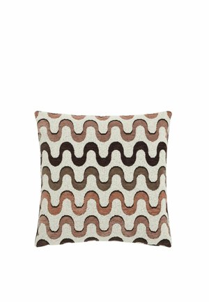Quadratisches dekoratives Kissen mit wellenförmigem Muster in Brauntönen, Beige und Schwarz auf weißem, strukturiertem Hintergrund.