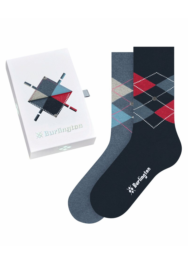 Socken mit Argyle-Muster in Marineblau, Grau und Rottönen, verpackt in einer weißen Box mit einem kontrastierenden Design und Logo.