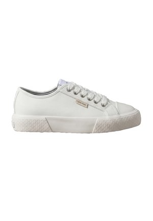 Baskets basses blanches Calvin Klein avec semelle texturée, laçage à l'avant et petite étiquette logo sur le côté, vues de l'extérieur.