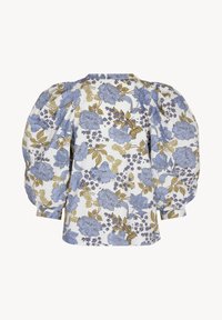 Biała bluzka z niebieskimi kwiatowymi i zielonymi liściastymi wzorami, z bufkami na rękawach i okrągłym dekoltem, wykonana z lekkiego materiału.
