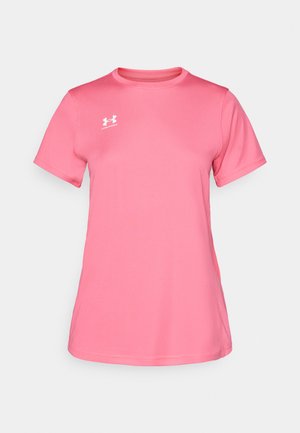 Rosa Sport-T-Shirt aus leichtem, glattem Stoff. Kurze Ärmel, runder Ausschnitt, mit einem kleinen weißen Logo auf der Brust.