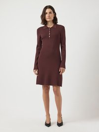 Robe en tricot côtelé bordeaux avec un col polo, des manches longues et une patte de boutonnage ; présente des fentes latérales et une silhouette ajustée.