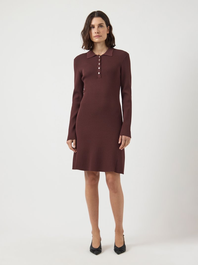 Robe en tricot côtelé bordeaux avec un col polo, des manches longues et une patte de boutonnage ; présente des fentes latérales et une silhouette ajustée.