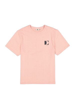 Camiseta de manga corta de color rosa claro hecha de algodón con un ajuste relajado, que presenta un logotipo cuadrado en azul oscuro en el pecho izquierdo.