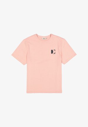 Lichtroze T-shirt met korte mouwen van katoen met een comfortabele pasvorm, voorzien van een donkerblauw vierkant logo op de linkerborst.