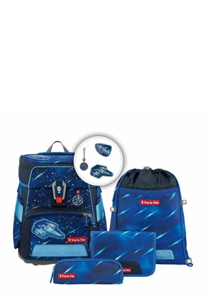 Blauer Rucksack aus strapazierfähigem Material, ausgestattet mit einem Weltraumthema, das Sterne und Raumschiffe zeigt. Enthält ein passendes Federmäppchen, einen Beutel mit Kordelzug und einen Schlüsselanhänger.