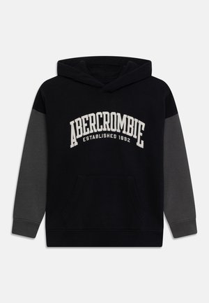 Sort og mørkegrå hættetrøje med teksten "ABERCROMBIE ESTABLISHED 1892" på forsiden og en kængurulomme nedenunder.