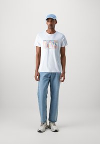 Guess MOSAIC TEE - Majica kratkih rukava s printom - pure white