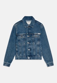 Denim jakna v srednje modri barvi z ostrim ovratnikom, zapenjanjem na gumb, dvema žepoma na prsih in pošvedranimi podrobnostmi na rokavih.