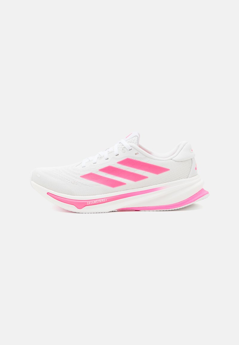 Sapatilhas brancas com detalhes em rosa, apresentando um cabedal texturizado, design de três riscas e uma sola acolchoada para suporte e conforto.