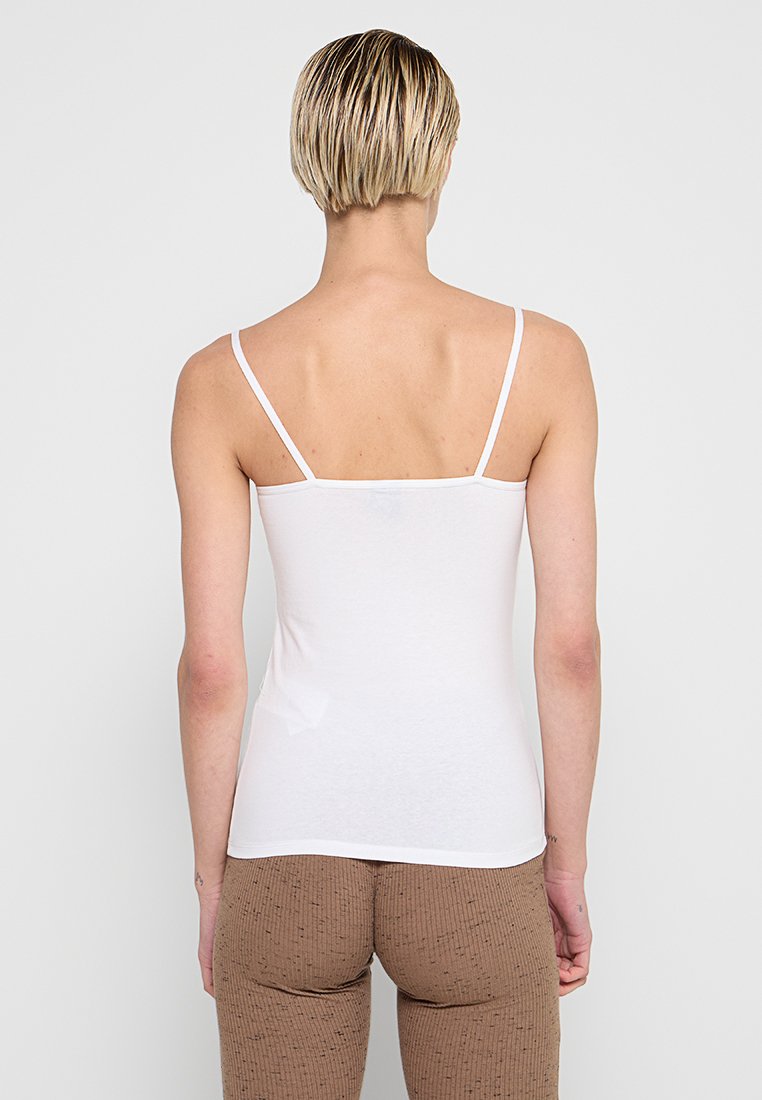 Weißes eng anliegendes Top aus einem glatten, dehnbaren Stoff. Verfügt über dünne Spaghettiträger und ein minimalistisches Design.