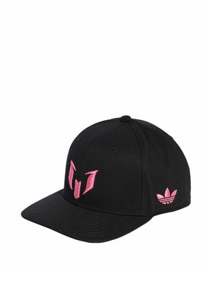 Czarna czapka bejsbolowa z różowym stylizowanym logo "M" z przodu oraz różowym logo Adidas trefoil z boku.