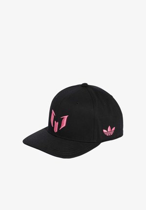 Czarna czapka bejsbolowa z różowym stylizowanym logo "M" z przodu oraz różowym logo Adidas trefoil z boku.